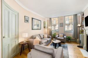 a living room with a couch and two chairs at Russell Square Vintage - 2 Cozy Bed Home in London