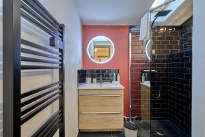 Ένα μπάνιο στο Le Bouvault, style Appart'Hôtel , à Nevers proche Gare, services haut de gamme by PRIMO C0NCIERGERIE