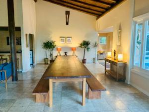 een grote houten tafel in een kamer met planten bij Suite de Luxo / Frente Mar / Serra Grande, Bahia (Luzimares) in Serra Grande