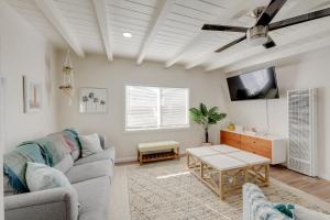 A seating area at Pet-Friendly Cayucos Home Walk to Public Beach!