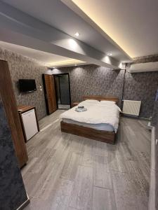 um quarto com uma cama e uma televisão em GRAND LOFT OTEL em Bursa