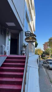un cartel en el costado de un edificio con escaleras en GRAND LOFT OTEL, en Bursa