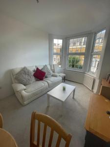 Zona d'estar a Spacious 3 Bed Flat in Greenwich