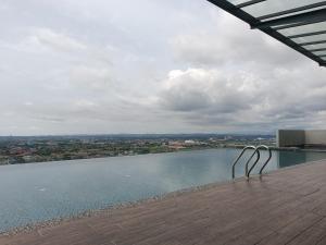 una vista de un cuerpo de agua desde un edificio en TopRoof Pool 2-6pax 5minJonker, en Melaka