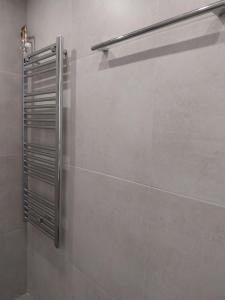 La salle de bains est pourvue d'une cabine de douche et d'un porte-serviettes en métal. dans l'établissement Villa Rosanna, à Plataria