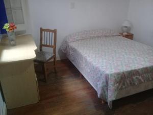 1 dormitorio con cama, escritorio y silla en Habitac Indiv Casa de Familia, Flores en Buenos Aires