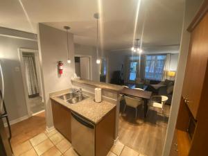 Kuchyň nebo kuchyňský kout v ubytování ApartHotelMontreal by Les Terrasses Saint Urbain 2225I2 + 237 fotografií