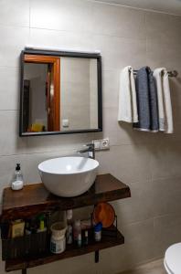 ein Badezimmer mit einem Waschbecken und einem Spiegel in der Unterkunft Casa Lola in Los Realejos