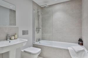 a bathroom with a tub and a toilet and a sink at Apartments in Sheffield in Sheffield