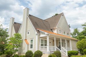 una casa bianca con tetto di gamberetti di King's Creek Resort by Spinnaker a Williamsburg