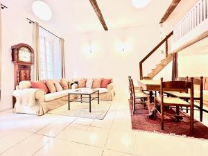 un soggiorno con divano e tavolo di ApartHotel Riviera - CCC OT Loft du Chateau Old Town Prom des Anglais a Nizza