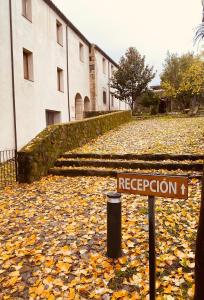 una señal de la calle en medio de un montón de hojas en Hospedería Conventual Sierra de Gata, en San Martín de Trevejo