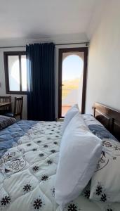 מיטה או מיטות בחדר ב-Auberge Dalia