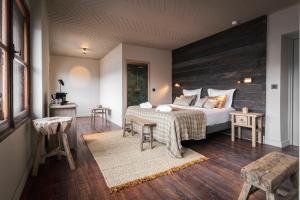 - une chambre avec un lit, une table et des chaises dans l'établissement Le Refuge du Grand Hôtel - Altitude 1900 m, à Saint-Chaffrey