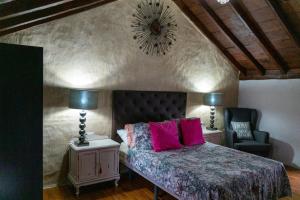 ein Schlafzimmer mit einem Bett und einer Uhr an der Wand in der Unterkunft Casa Lola in Los Realejos