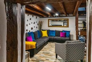ein Wohnzimmer mit einem Sofa und bunten Kissen in der Unterkunft Casa Lola in Los Realejos