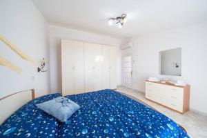 1 dormitorio con 1 cama azul y vestidor en Terrazza Belvedere a Pontone - Amalfi coast, en Pontone