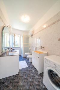 y baño con lavadora y lavadora. en Terrazza Belvedere a Pontone - Amalfi coast, en Pontone