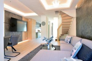 sala de estar con sofá y TV en FeWo Prora - Gooddays en Binz