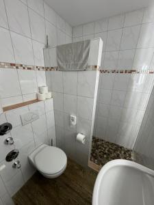 ein weißes Bad mit einem WC und einem Waschbecken in der Unterkunft Ferienhaus Elisabeth in Füssen