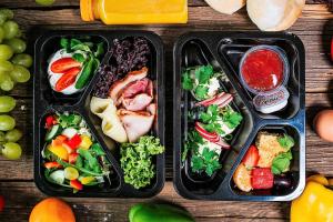 drie plastic recipiënten gevuld met verschillende soorten levensmiddelen bij Plac Unii Centrum - Comfy Apartments in Gdynia