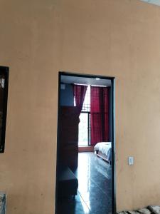 a room with a door leading to a bedroom at Hostería cabañas del pescador in San Jacinto