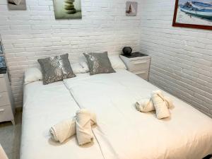 Łóżko lub łóżka w pokoju w obiekcie Carabeo 15 Studios Casasol