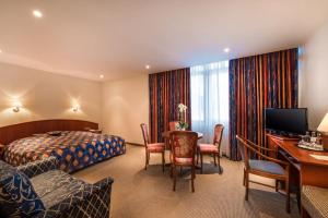 Hotel Alte Wache في هامبورغ: غرفة في الفندق مع غرفة نوم مع مكتب وسرير