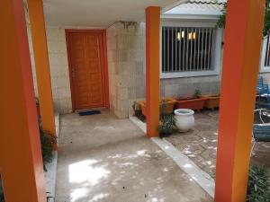 uma entrada para uma casa com uma porta vermelha em Auberge Keur Diame em Dakar