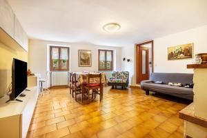 una sala de estar con un sofá y una mesa en Casa Luisa Lake Garda, en Tremosine Sul Garda