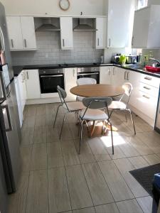 Kitchen o kitchenette sa Double Room Near City Centre With Extra Lounge Area