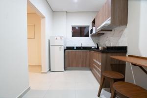 Кухня або міні-кухня у VIVARIUM APART HOTEL