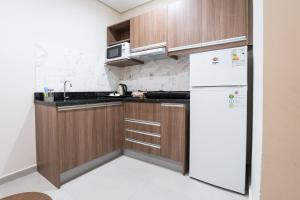Кухня або міні-кухня у VIVARIUM APART HOTEL