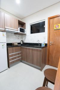 Кухня або міні-кухня у VIVARIUM APART HOTEL