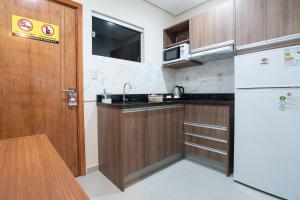 Кухня або міні-кухня у VIVARIUM APART HOTEL