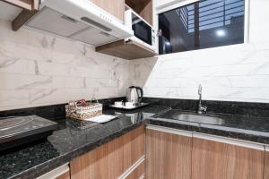 Кухня або міні-кухня у VIVARIUM APART HOTEL
