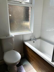 Double Room Near City Centre With Extra Lounge Area tesisinde bir banyo