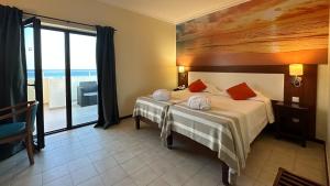 Ліжко або ліжка в номері Hotel Avenida Praia