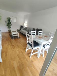 a living room with a table and chairs and a couch at Appartement lumineux in Saint-Denis