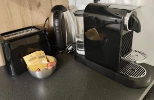 a microwave sitting on a counter next to a toaster oven at Appartement lumineux in Saint-Denis