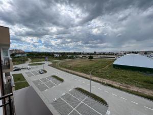 シビウにあるCozy Apartment VRTの道路脇の太陽光パネル付駐車場