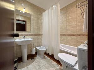 Ванна кімната в Hotel Avenida Praia