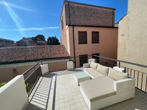 balkon z kanapą i widokiem na budynek w obiekcie Marin Traghetto - Locazione Turistica w Wenecji