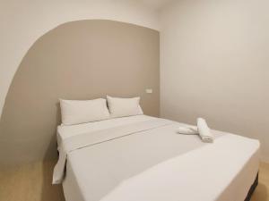 two beds in a small room with white walls at ₘₐcₒ ₕₒₘₑ【Private Room】@Stulang 【CIQ】【Mid Valley】 in Johor Bahru