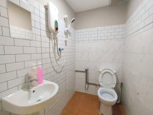 biała łazienka z umywalką i toaletą w obiekcie ₘₐcₒ ₕₒₘₑ【Private Room】@Stulang 【CIQ】【Mid Valley】 w mieście Johor Bahru
