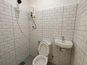 y baño con aseo y lavamanos. en ₘₐcₒ ₕₒₘₑ【Private Room】@Stulang 【CIQ】【Mid Valley】 en Johor Bahru