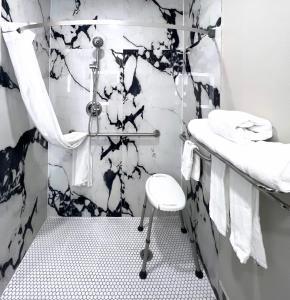 Ванная комната в Days Inn by Wyndham Dallas Plano