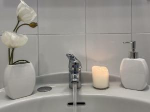 un lavandino in bagno con candela e rubinetto di Fuga romantica a Montepulciano a Montepulciano