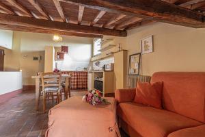 un soggiorno con un divano e un tavolo di Fuga romantica a Montepulciano a Montepulciano Altre 13 foto