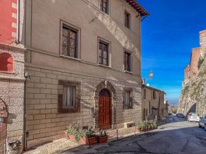 un edificio con una porta rossa su una strada di Fuga romantica a Montepulciano a Montepulciano